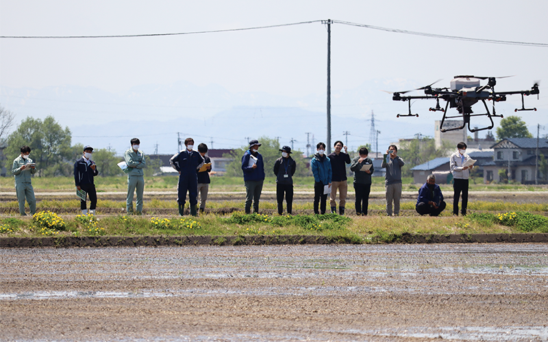 圃場を飛ぶDJI社製ドローン